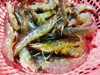 冬日暖心菜-铁板蒜泥虾,基围虾洗净