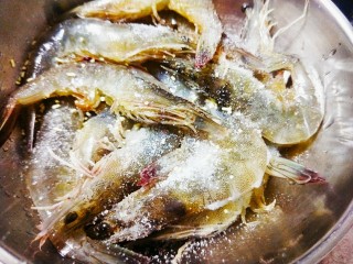 冬日暖心菜-铁板蒜泥虾,放入适量的盐、鸡精,料酒腌制30分钟