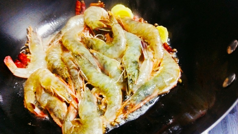 冬日暖心菜-铁板蒜泥虾,倒入基围虾翻炒