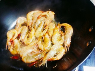 冬日暖心菜-铁板蒜泥虾,炒制两面泛红后即可