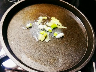 冬日暖心菜-铁板蒜泥虾,铁板锅放入少量油，油热后放入葱姜爆香，捞去残渣
