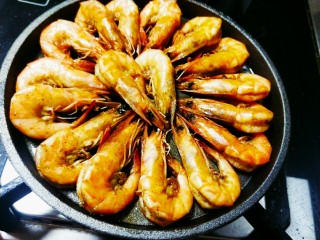 冬日暖心菜-铁板蒜泥虾,将炒好的基围虾摆放锅中