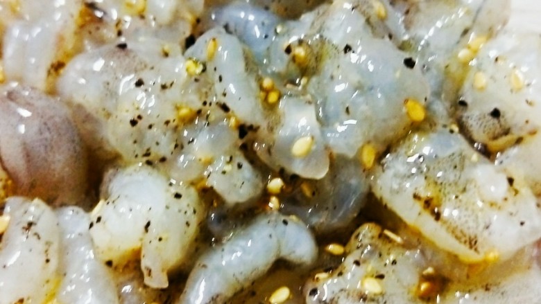 冬日暖心菜-蘑菇虾滑,将其搅拌均匀，腌制20分钟