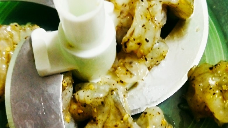 冬日暖心菜-蘑菇虾滑,将腌制好的虾仁放入搅拌机中