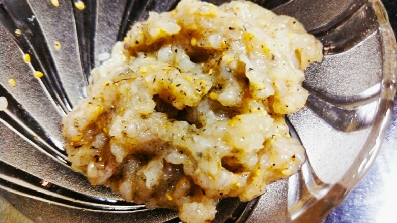 冬日暖心菜-蘑菇虾滑,搅拌一分钟，捞出虾泥