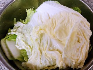 #冬日暖心菜#白菜包肉,白菜掰成片去掉上面取下面三分之二即可