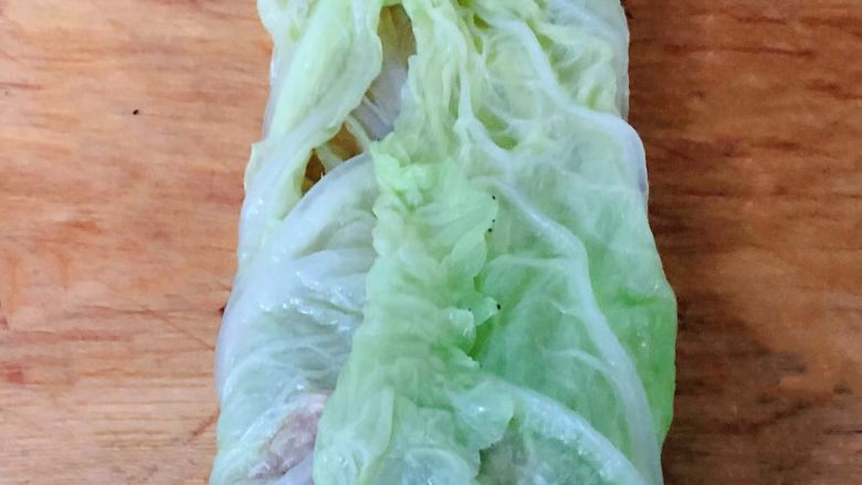 #冬日暖心菜#白菜包肉,白菜的两侧重叠包在肉馅上面