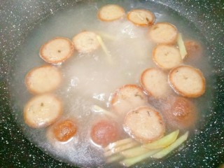 冬日暖心菜+萝卜肉丸汤,大火烧开后加入姜片转中火继续煮