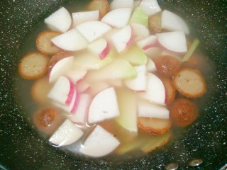 冬日暖心菜+萝卜肉丸汤,再次烧开后下萝卜继续煮