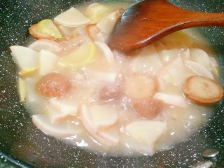 冬日暖心菜+萝卜肉丸汤,水烧开后调小火煮至萝卜软烂