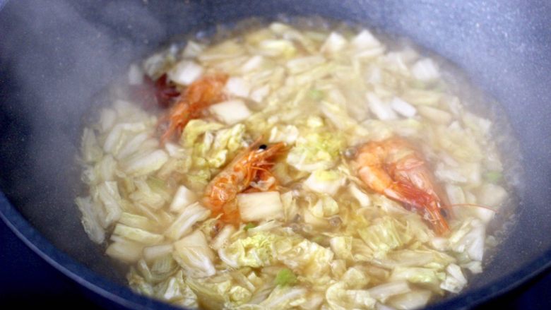 大白菜海虾打卤面,锅中汤汁变得越来越浓稠时。