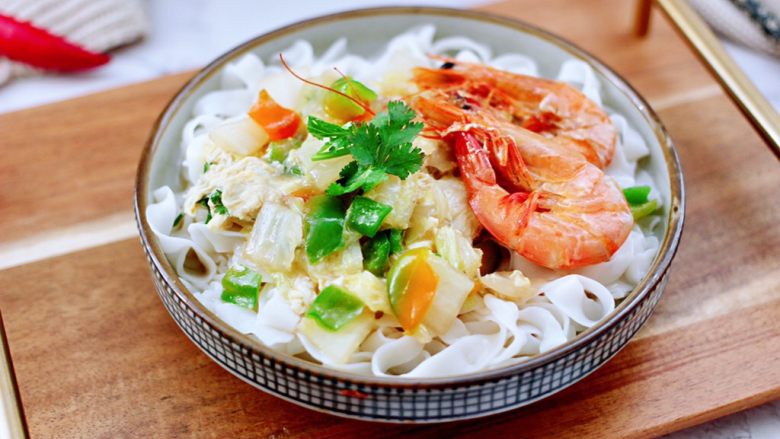 大白菜海虾打卤面,把煮熟的面条放入碗里，上面浇上做好的卤就可以开始享用了。