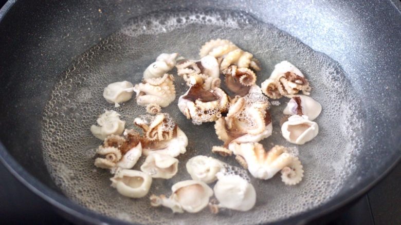 桃花蛸爆莴苣,双喜麦饭石锅中，倒入适量的清水煮沸后，放入料酒和少许盐。