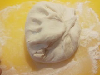 葱香鸡蛋包饼,在把面团放在案板干面粉揉光滑。