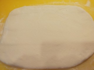 葱香鸡蛋包饼,擀成大面皮形状。