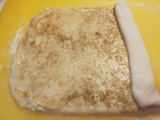 葱香鸡蛋包饼,从一头卷起，油不要太多，不然会流的到处是油。