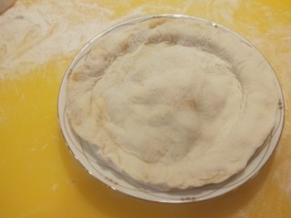 葱香鸡蛋包饼,压上另一个皮捏紧四边记住要捏紧呦，不然鸡蛋液会流出来。