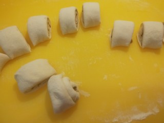 葱香鸡蛋包饼,在均匀的切成小段。