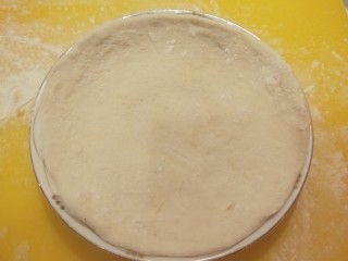 葱香鸡蛋包饼,放在一个小盘子里。