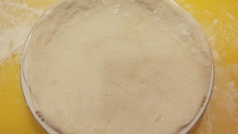 葱香鸡蛋包饼,放在一个小盘子里。