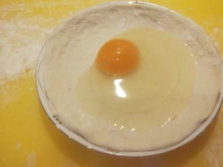 葱香鸡蛋包饼,鸡蛋打开放入盘中。