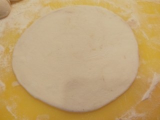 葱香鸡蛋包饼,擀成两个小圆形状的饼皮。
