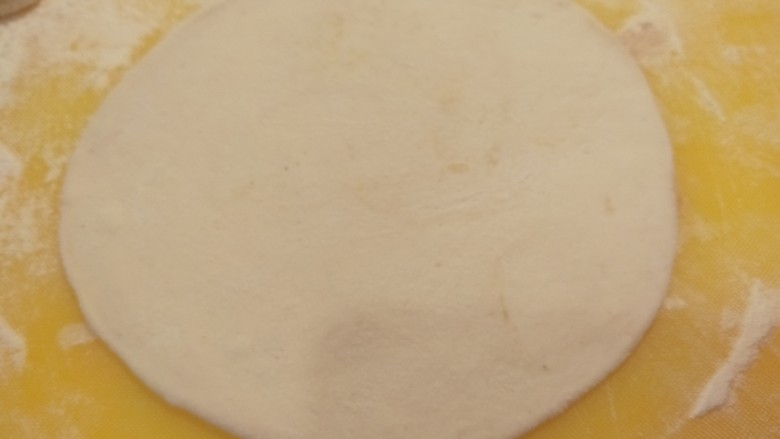 葱香鸡蛋包饼,擀成两个小圆形状的饼皮。