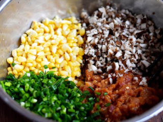 玉米猪肉馅饺子,香菇洗净切碎，玉米剥成粒，葱切小段，把香菇、玉米和葱放入肉馅中一起搅拌；