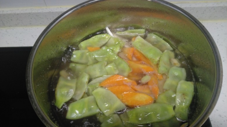 清炒山药、扁豆、胡萝卜,放入胡萝卜、山药再煮1分钟