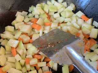 冬日暖心菜—牛肉炸酱面,土豆胡萝卜切小块