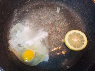 肉燥面,锅中煮水，水开后放入柠檬片清水煮蛋