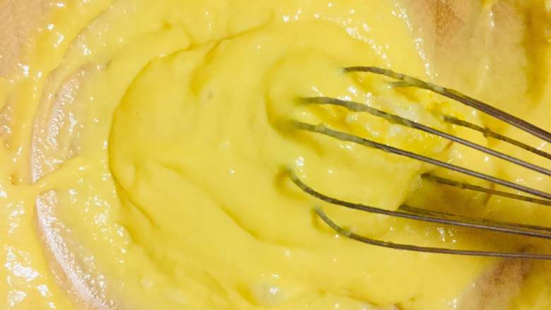 元宝蛋糕,搅拌好的蛋黄糊中没有颗粒状小面块