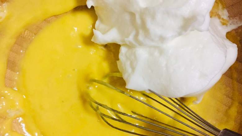 元宝蛋糕,取一半打发好的蛋白霜放入蛋黄糊中搅拌均匀