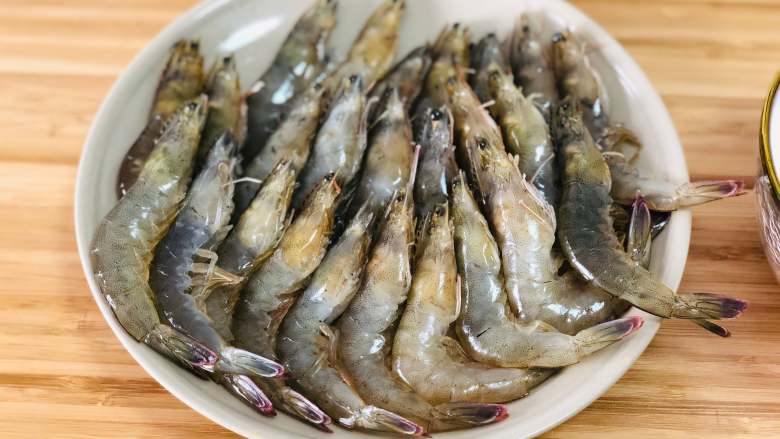 盐焗大虾,处理好的基围虾。选虾要挑头大的基围虾。