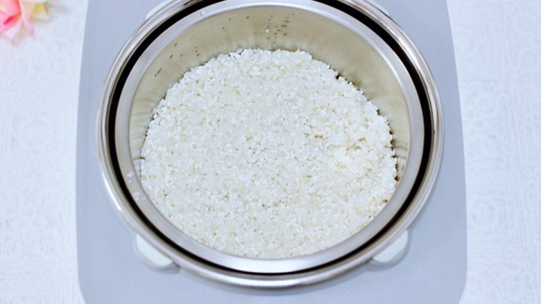 冬日暖心菜  红豆南瓜饭,把浸泡后的大米，放入臻米脱糖煲的甑锅里。