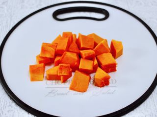 冬日暖心菜  红豆南瓜饭,老南瓜去皮去籽后洗净，用刀切成小块。