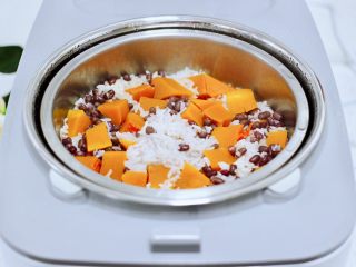 冬日暖心菜  红豆南瓜饭,这个时候红豆南瓜米饭蒸好了，满屋飘出香味，脱糖的米饭更健康。