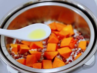 冬日暖心菜  红豆南瓜饭,这个时候什么撒上花生油，这样蒸出来的米饭口感更香糯味浓。