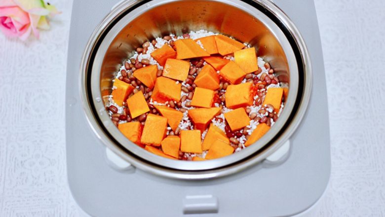冬日暖心菜  红豆南瓜饭,把所有的食材都平铺好以后。