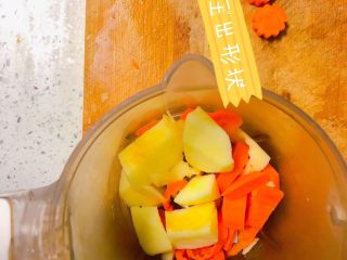 大白菜包肉,用模具压胡萝卜压4朵小花备用，剩下的苹果和胡萝卜一起放入辅食机搅拌成泥状