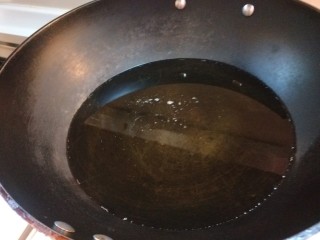 干炸小黄鱼,倒入花生油烧热。
