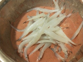 干炸小黄鱼,检出葱姜蒜放入银鱼。