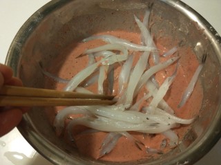 干炸小黄鱼,搅拌均匀，叫银鱼裹满料糊。