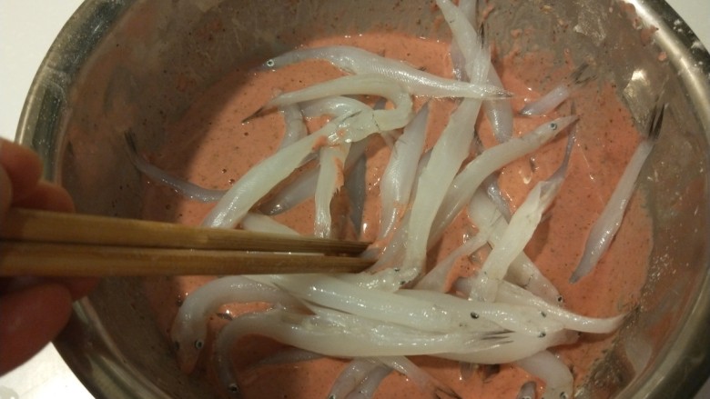 干炸小黄鱼,搅拌均匀，叫银鱼裹满料糊。