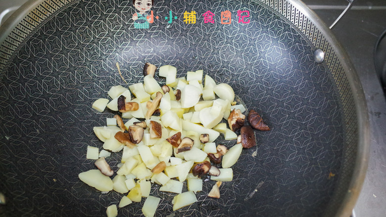 12个月以上牛油果虾仁炒饭,锅里加少许油加入香菇、土豆翻炒