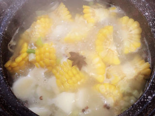 山药玉米排骨汤,放入一粒八角和10粒花椒粒。