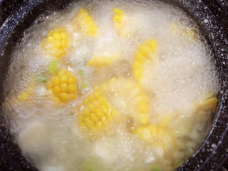 山药玉米排骨汤,开大火儿煮开锅。