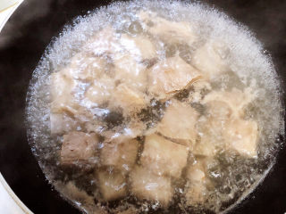 山药玉米排骨汤,锅中烧开水，煮一下排骨，祛除血水。