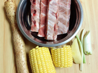 山药玉米排骨汤,准备好食材。肋排、玉米、山药、葱姜。