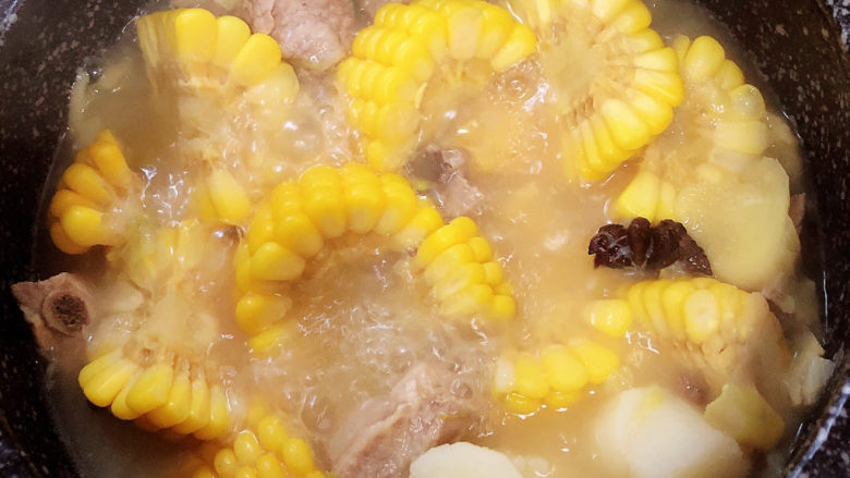 山药玉米排骨汤,可以出锅了。